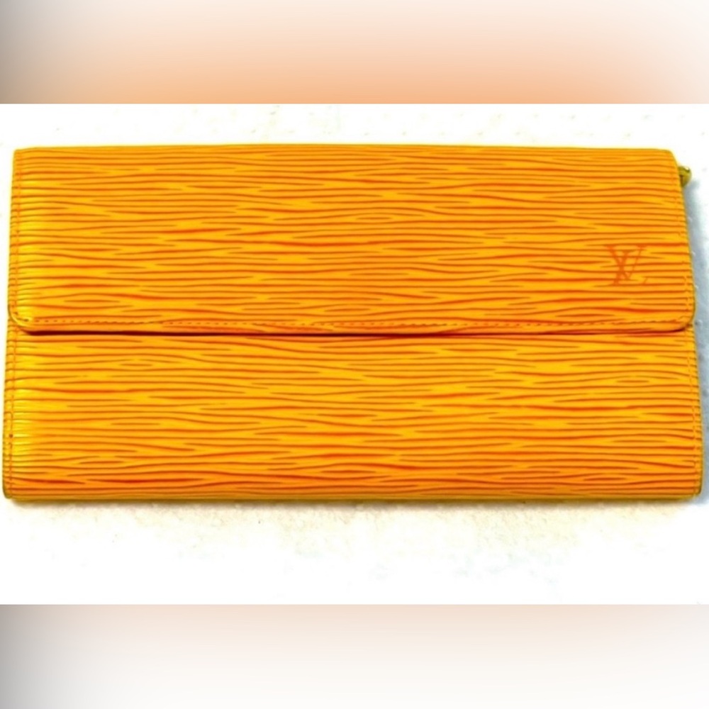 Louis Vuitton Epi Sara Wallet. - CA0996
